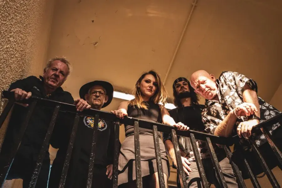 Entrevista con Skeletal Family: "Si toda la tecnología que usamos actualmente dejara de existir, aún podríamos hacer buena música"